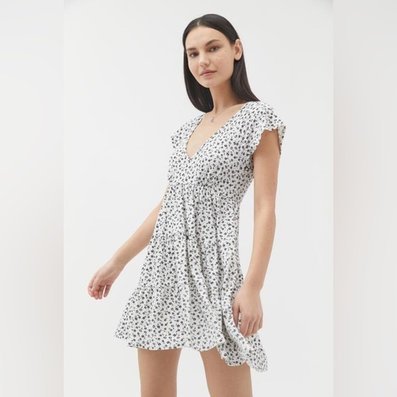 Urban Outfitters - Julia Black And White Floral Ruffle Mini Dress Size Medium - Picture 1 of 10